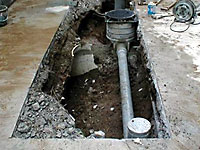新しい配管と枡を下水道本管につなぎます。