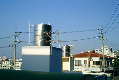 屋根の上のタンクの写真