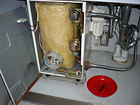 電気温水器点検中の写真